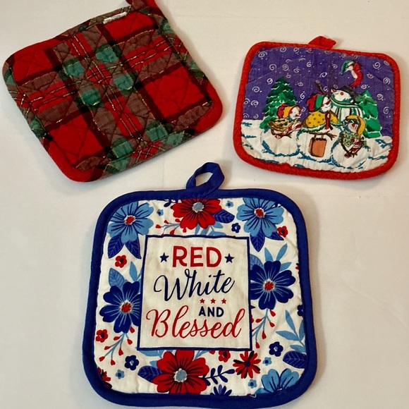 Holiday Kitchen Potholder Bundle - Christmas & 4th of July Themes, Cute, Handy - Picture 14 of 16